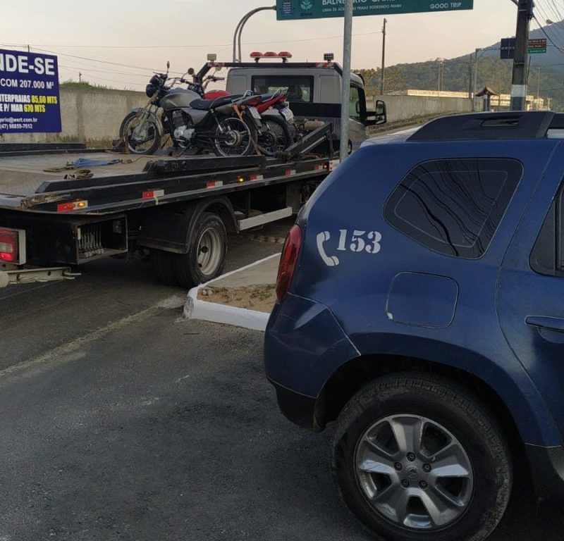 Motocicletas foram apreendidas ap&oacute;s bater em viaturas da GM de Balne&aacute;rio Cambori&uacute;