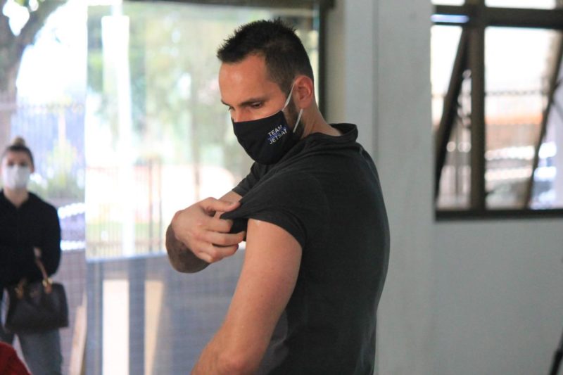 Goleiro Roberto do Crici&uacute;ma recebeu a primeira dose da vacina contra a Covid-19 nesta quarta-feira (7) – Foto: Celso da Luz/Crici&uacute;maEC/ND