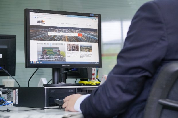 Homem trabalha em frente a um computador no site do governo de Santa Catarina