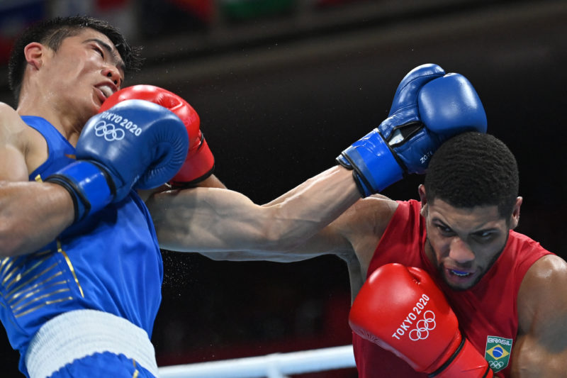 Herber Sousa volta ao ringue na madrugada deste domingo (1º) – Foto: Luis ROBAYO / AFP / POOL