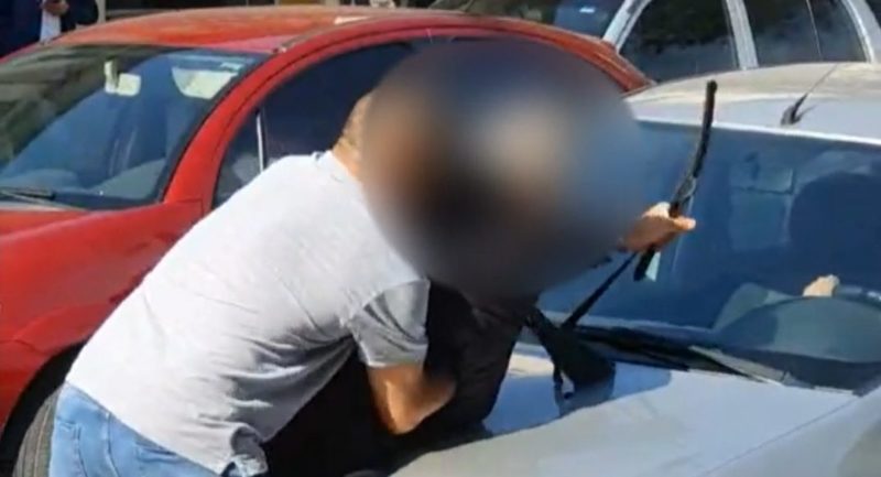 Idoso em surto psic&oacute;tico danifica carros e &eacute; detido no Centro de Blumenau – Foto: Reprodu&ccedil;&atilde;o/Redes Sociais