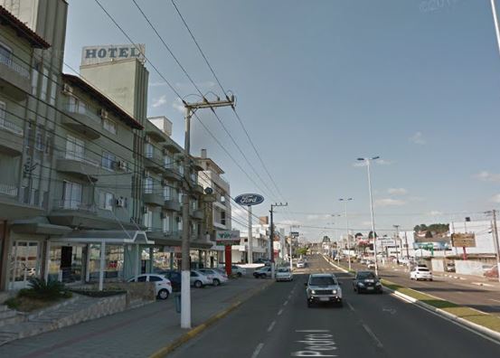 Jovem foi assassinada em quarto de hotel na área central de Lages &#8211; Foto: Reprodução/Google Street View