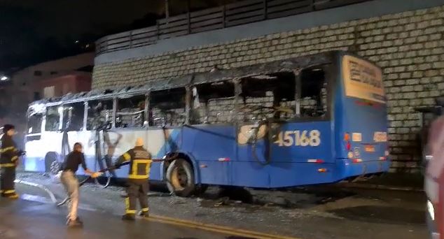 Bombeiros apagando incêndio em ônibus em florianópolis