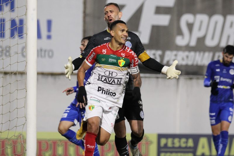 Thiago Alagoano, autor de dois gols, comandou o Brusque em mais uma vitória na Série B – Foto: Lucas Gabriel Cardoso/Brusque FC