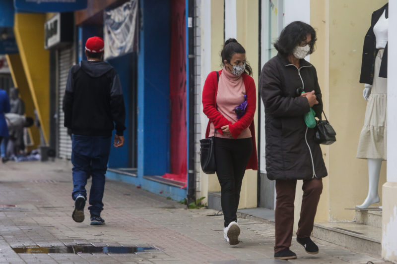 pessoas caminham no centro de joinville