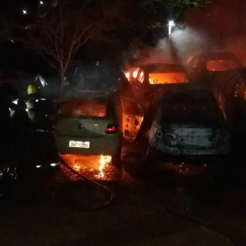 Mais de 20 veículos ficaram queimados após um incêndio de grandes proporções em um pátio de carros apreendidos na rodovia SC-415, em Barra Velha, no Litoral Norte de Santa Catarina. Segundo o Corpo de Bombeiros Militar, a guarnição foi acionada por volta da 1h desta quarta-feira (21) para a ocorrência no bairro Sertãozinho. No local, havia cerca de 60 veículos estacionados em fila dupla, com fogo que se concentrada no meio da fileira – Foto: CBM/SC