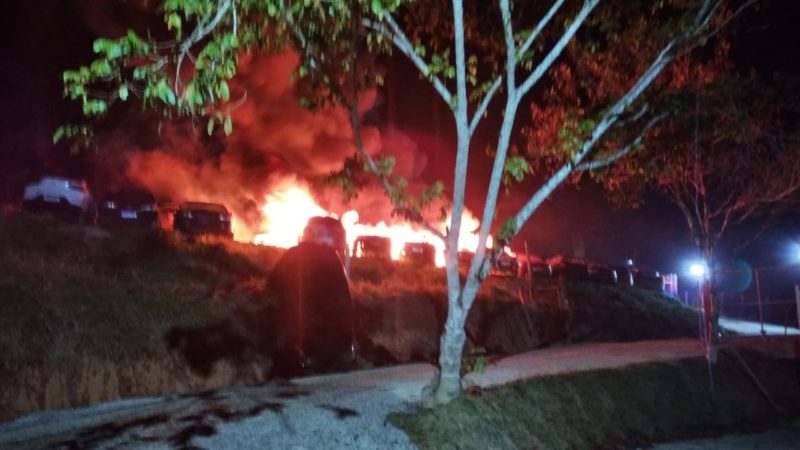 14 veículos ficaram totalmente destruídos pelo fogo – Foto: CBM/SC