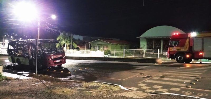 Micro-ônibus estacionado é destruído pelo fogo na madrugada em São Lourenço do Oeste — Foto: Corpo de Bombeiros/ND