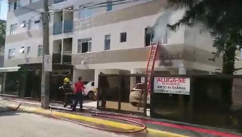Apartamento em Canasvieiras foi tomado por inc&ecirc;ndio na tarde desta ter&ccedil;a – Foto: Reprodu&ccedil;&atilde;o/GMF