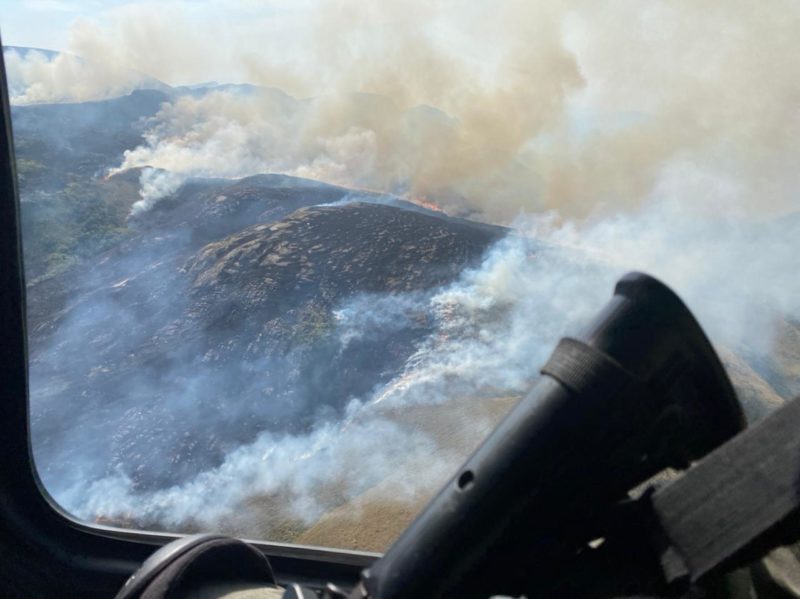 Incêndio de grandes proporções está sendo combatido pelos bombeiros – Foto: PMSC/Divulgação/ND