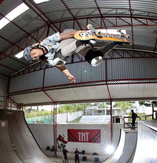 Isadora Pacheco em manobra de skate