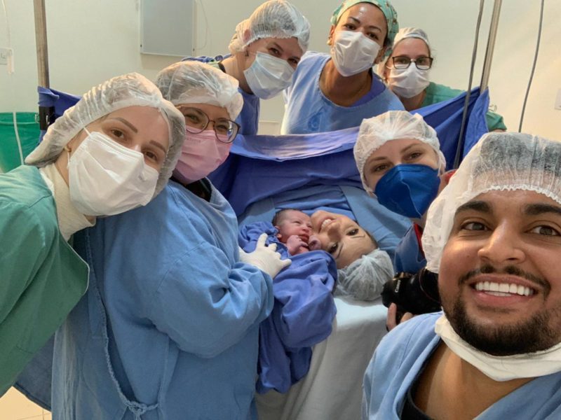 Sertanejo Israel Lucero acompanhou de perto o parto do filho Theodoro – Foto: Arquivo pessoal/ND