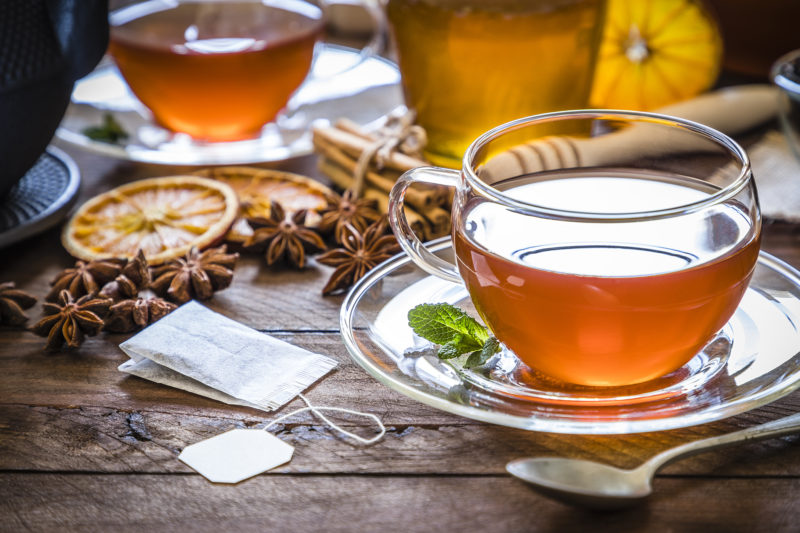 Beber chá no inverno também pode ajudar a combater o estresse e promover o bem-estar – Foto: iStock/Divulgação