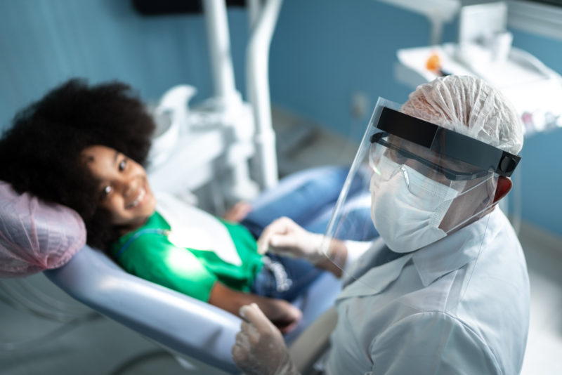 Al&eacute;m dos cuidados di&aacute;rios, visitar um dentista anualmente &eacute; importante para prevenir doen&ccedil;as que podem afetar a sa&uacute;de da boca – Foto: iStock/Divulga&ccedil;&atilde;o