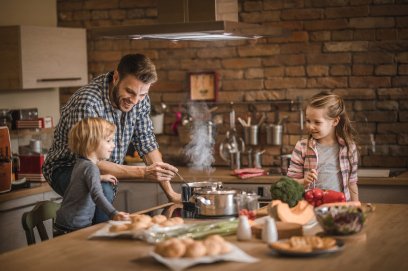 Os pais estão cada vez mais presentes, contribuindo com questões relacionadas às crianças e à casa – Foto: iStockphoto/ND