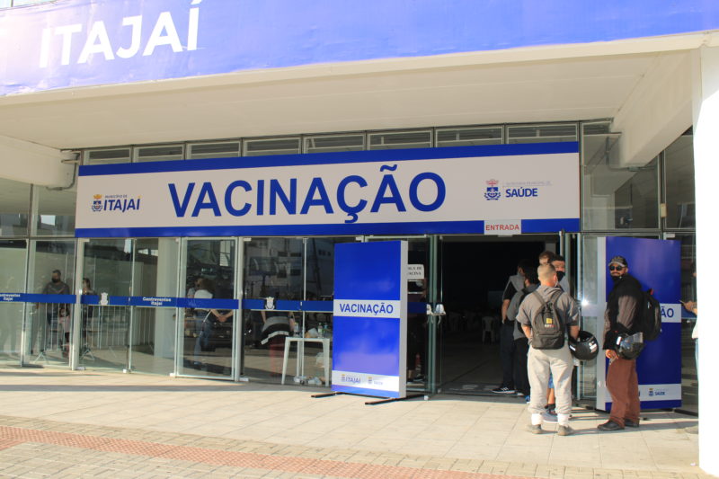 Prioridade do município é vacinar moradores mais velhos antes de avançar para as próximas faixas etárias – Foto: Prefeitura de Itajaí/Divulgação