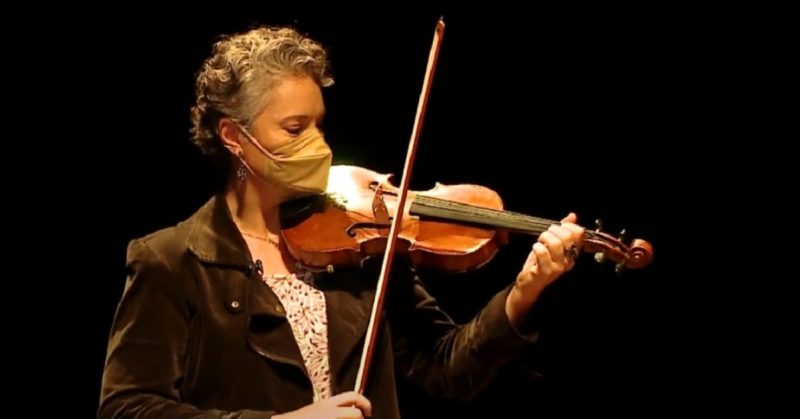 Na Camerata de Florian&oacute;polis, a violinista Iva Giracca &eacute; a primeira mulher no cargo de spalla – Foto: Reprodu&ccedil;&atilde;/NDTV RecordTV