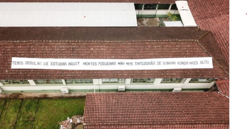 Frase colocada por professores em telhado de escola chama secret&aacute;rio de Educa&ccedil;&atilde;o de “mente pequena”. – Foto: Ivan Neves/TV Gaspar/ND