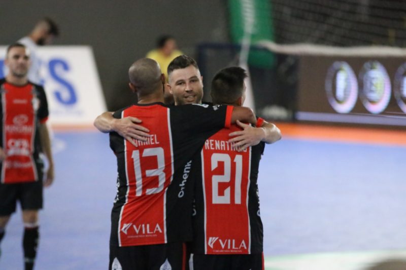 Tricolor goleou na estreia e tem o confronto mais difícil do grupo nesta terça-feira (27) – Foto: Juliano Schmidt/JEC/Krona/Divulgação/ND