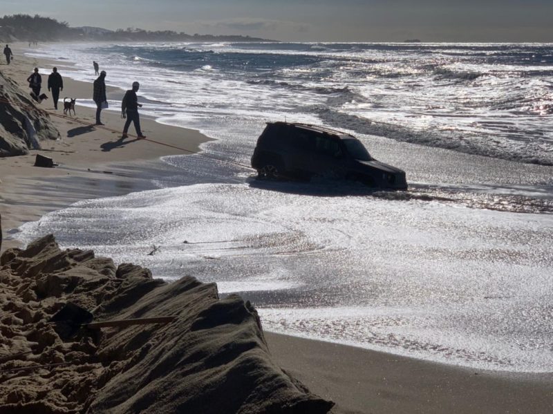 Jeep ficou atolado na areia e quase foi engolido pelo mar, em Florianópolis – Foto: Divulgação/CBMSC