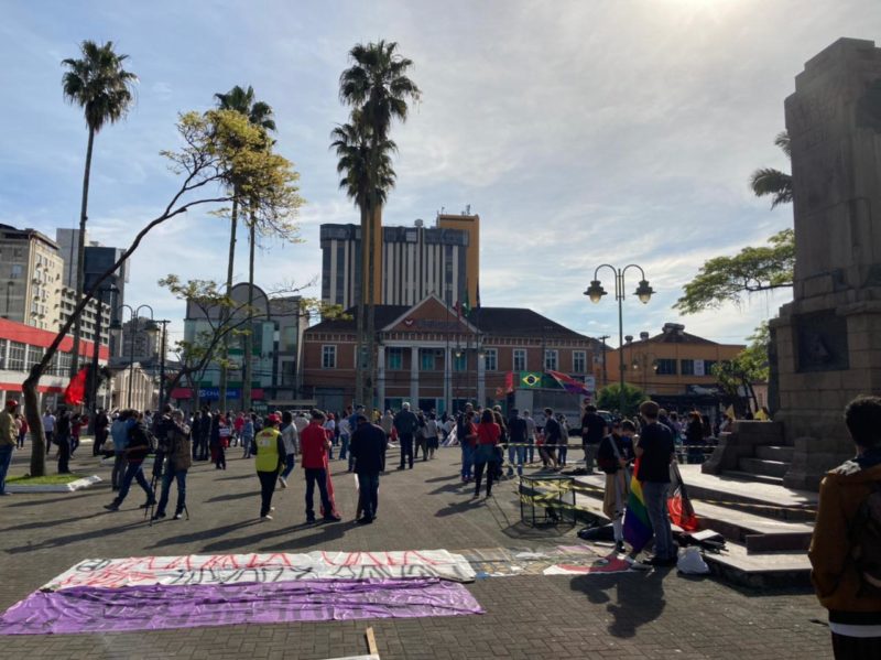Protesto em Joinville come&ccedil;ou na pra&ccedil;a da Bandeira – Foto: Sabrina de Aguiar/NDTV