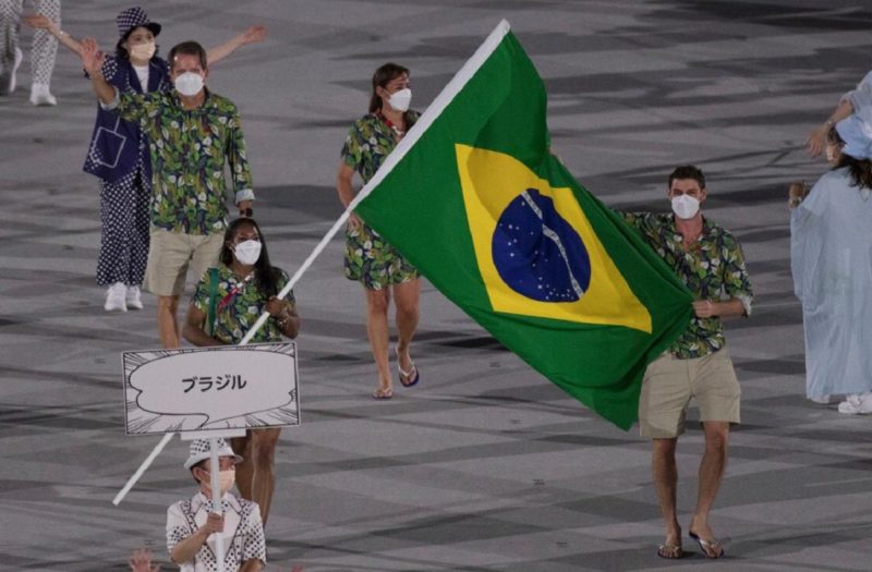Bruninho, jogador de vôlei e Ketleyn Quadros, do judô foram os porta-bandeiras &#8211; Foto: Julio Cesar Guimarães/COB