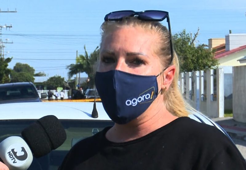 Jornalista Karin Mariana do Portal Agora Sul conversou com o homem que mant&eacute;m ref&eacute;m uma mulher a pedido da pol&iacute;cia – Foto: Reprodu&ccedil;&atilde;o/NDTV