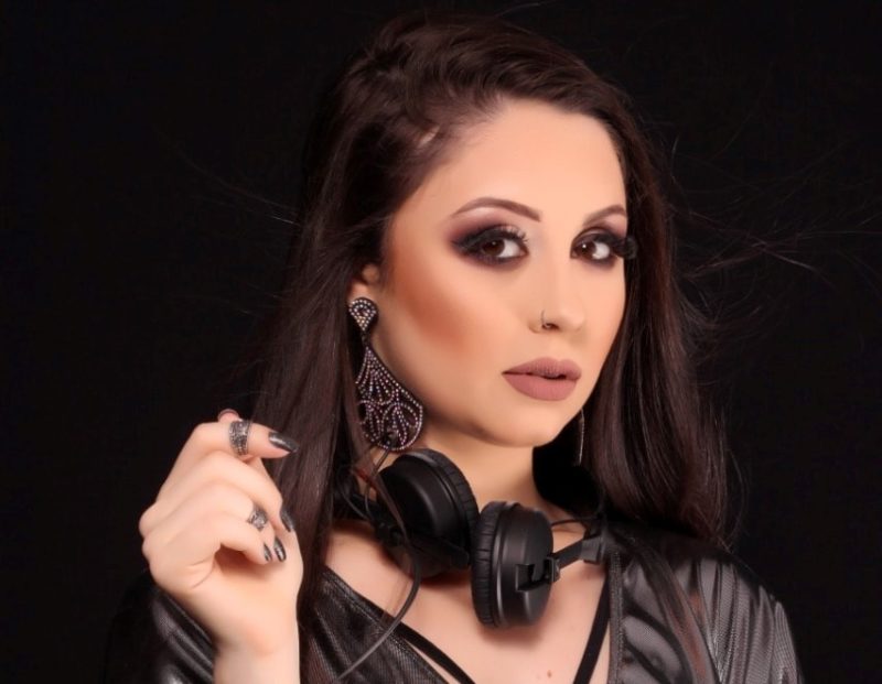 Karyny tinha 23 anos quando o carro que ela estava com o namorado foi atingido de frente por um motorista que trafegava, b&ecirc;bado, na contram&atilde;o da BR-101 – Foto: Reprodu&ccedil;&atilde;o/Redes sociais