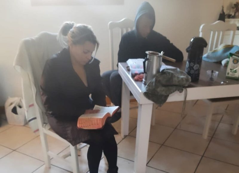 Cristiano fotografou momento em que K&eacute;zia leu um trecho da b&iacute;blia para ele durante o sequestro em Balne&aacute;rio Gaivota – Foto: Arquivo Pessoal/ND