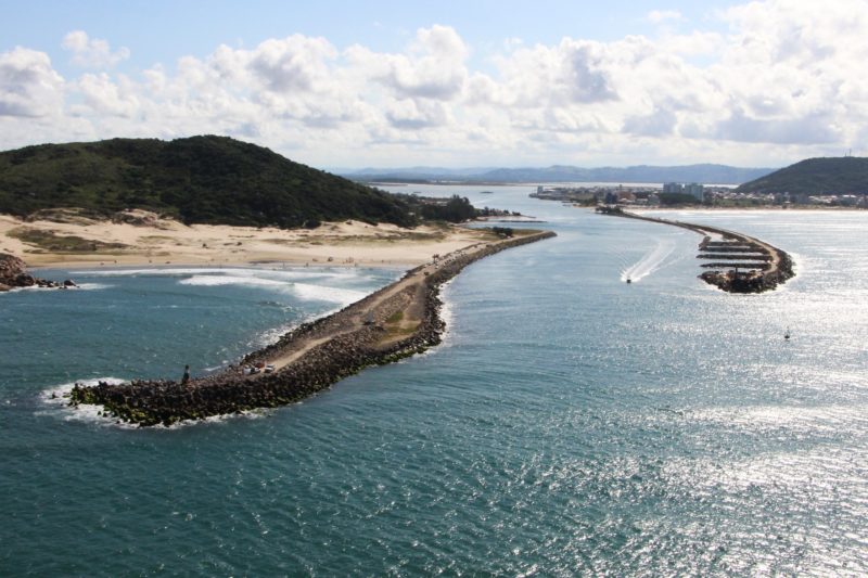 As belezas naturais com praias e lagoas evidenciam a import&acirc;ncia do turismo para o Estado catarinense – Foto: Elvis Palma/Divulga&ccedil;&atilde;o/Prefeitura Laguna/ND
