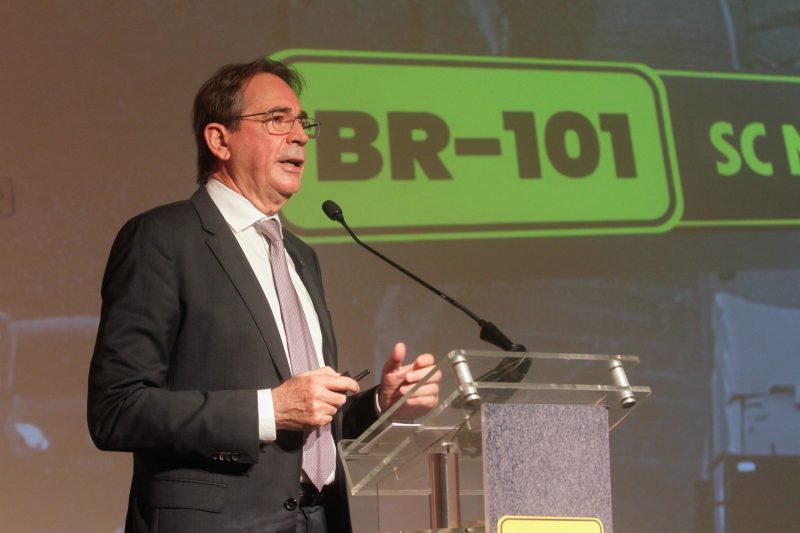 Presidente da Fiesc, Mario Cezar de Aguiar, assina o documento