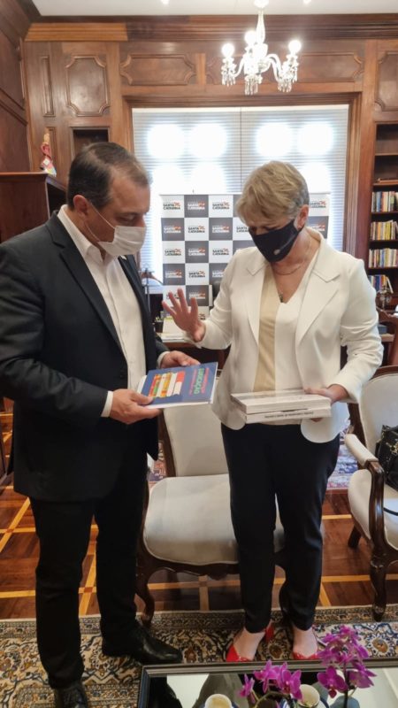 Deputada mostrou os sal&aacute;rios comprimidos – Foto: Divulga&ccedil;&atilde;o