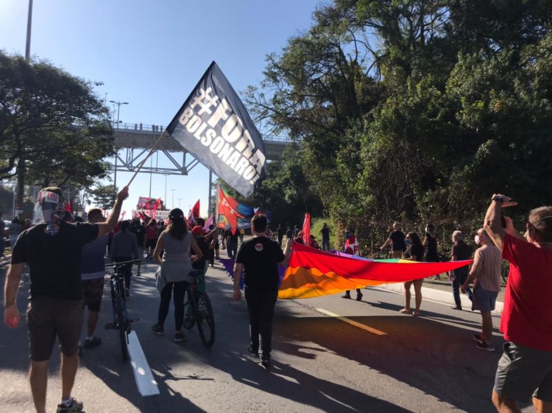 “Vacina no bra&ccedil;o, comida no prato” era um dos lemas da manifesta&ccedil;&atilde;o contra o Presidente da Rep&uacute;blica – Foto: Reprodu&ccedil;&atilde;o/Beatriz Rohde/ND