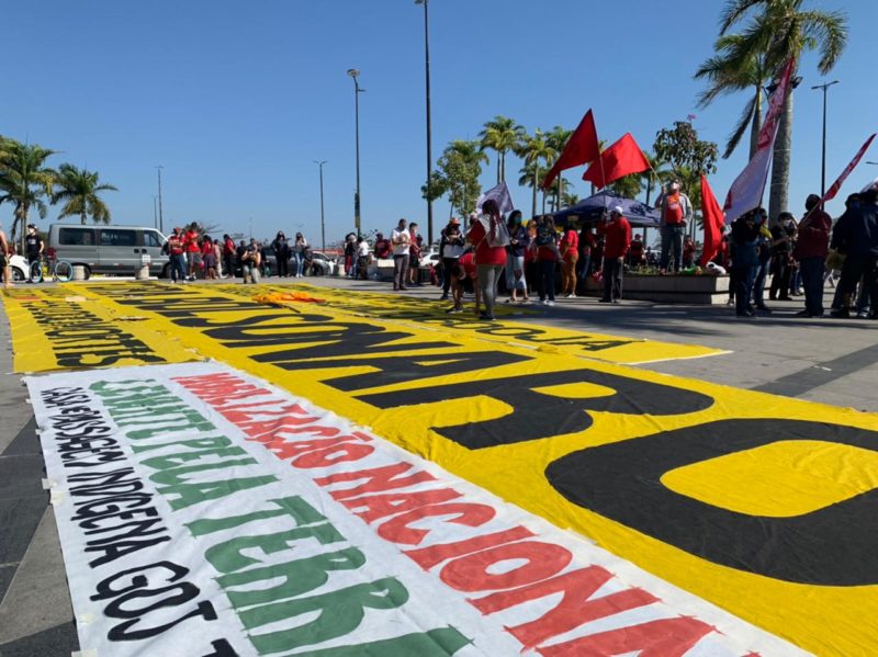 Manifestantes est&atilde;o se concentrando no Largo da Alf&acirc;ndega em Florian&oacute;polis – Foto: Daniela Ceccon/ND