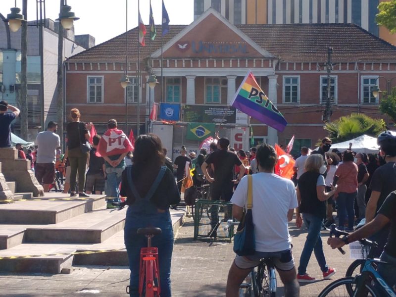 Manifestantes de reuniram na Pra&ccedil;a da Bandeira no centro de Joinville – Foto: Adriano Mendes/ND