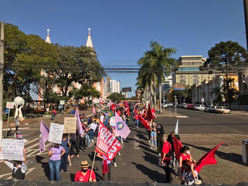 Protestos em Chapec&oacute; seguiram pela Avenida Get&uacute;lio Vargas divididos em tr&ecirc;s filas, a fim de respeitar o distanciamento social contra a Covid-19 – Foto: Reprodu&ccedil;&atilde;o/Nathuany Collelo/ND