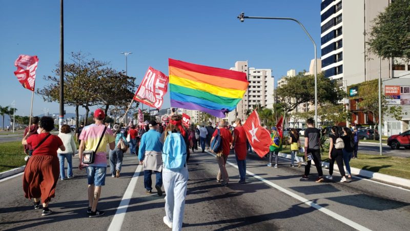 Manifestantes da comunidade LGBTQI+ tamb&eacute;m foram &agrave;s ruas em protesto contra o Governo Bolsonaro na Beira-Mar de Florian&oacute;polis – Foto: Reprodu&ccedil;&atilde;o/Carlos Daniel Sobral/ND
