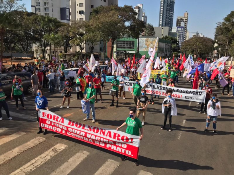 Manifesta&ccedil;&otilde;es marcaram as ruas de Chapec&oacute;, em Santa Catarina neste s&aacute;bado (24) – Foto: Nathuany Collelo/Reprodu&ccedil;&atilde;o/ND