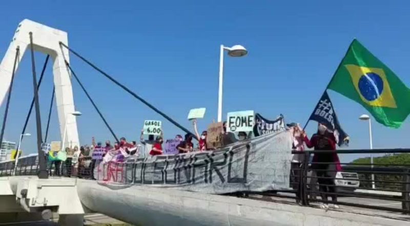 Manifestantes se reuniram na ponte estaiada em Brusque – Foto: Reprodu&ccedil;&atilde;o/Bianca Lemos/Divulga&ccedil;&atilde;o/CUT/ND