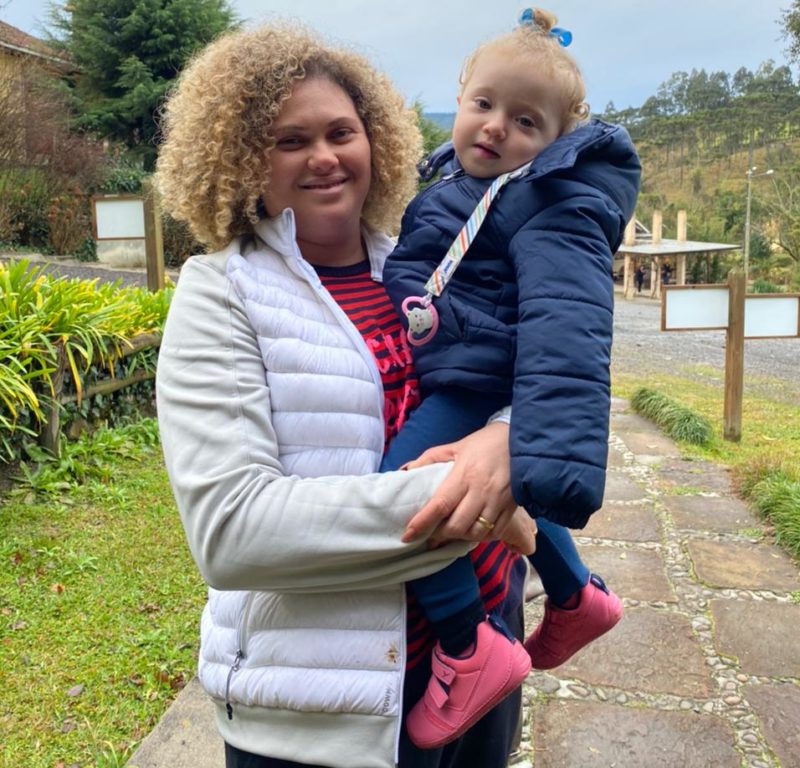 A carioca Marcela Pimenta foi a Urubici com a fam&iacute;lia para assistir a neve – Foto: Maria Fernanda Salinet/ND