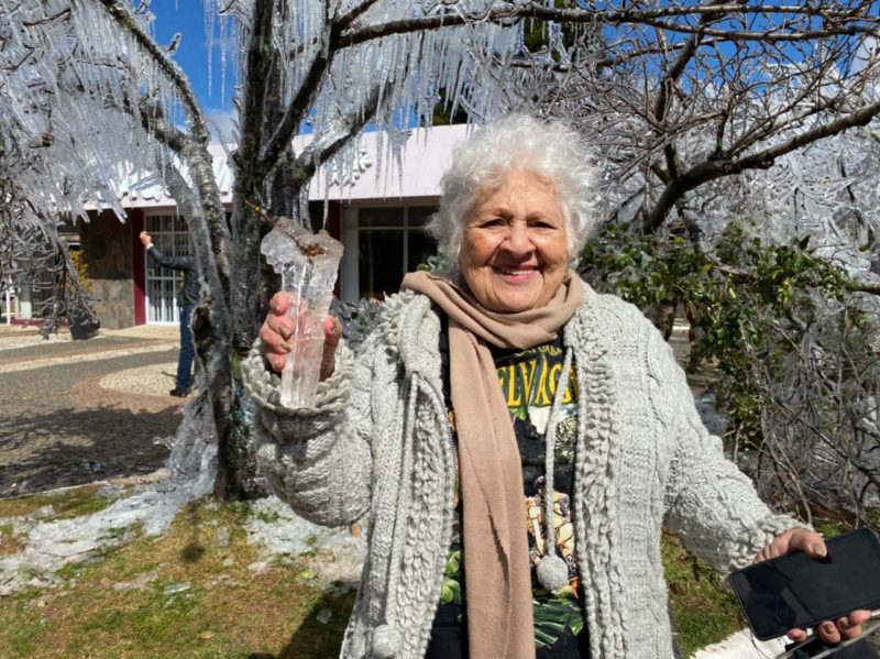 A carioca Vanda Bastos, 87 anos, quis pegar o gelo para ver se &ldquo;era de verdade&rdquo; – Foto: Maria Fernanda Salinet/Divulga&ccedil;&atilde;o/ND