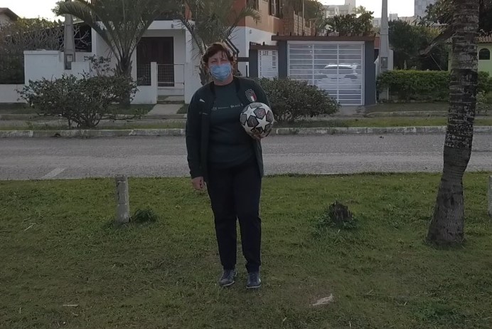 Maria Tereza atua como jogadora de uma equipe amadora de futebol feminino em Imbituba – Foto: Reprodução/NDTV