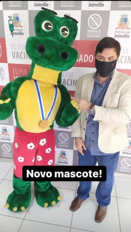 Secretário de Saúde de Joinville, Jean Rodrigues, ao lado do personagem Fritz, na Central da Imunização