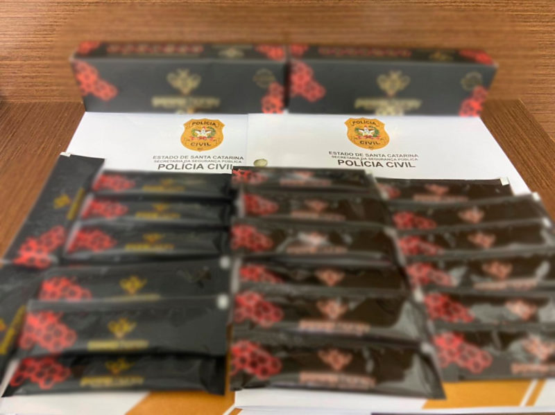 Duas caixas de “melzinho do amor” foram apreendidas pela Pol&iacute;cia Civil na Grande Florian&oacute;polis – Foto: Divulga&ccedil;&atilde;o/Pol&iacute;cia Civil