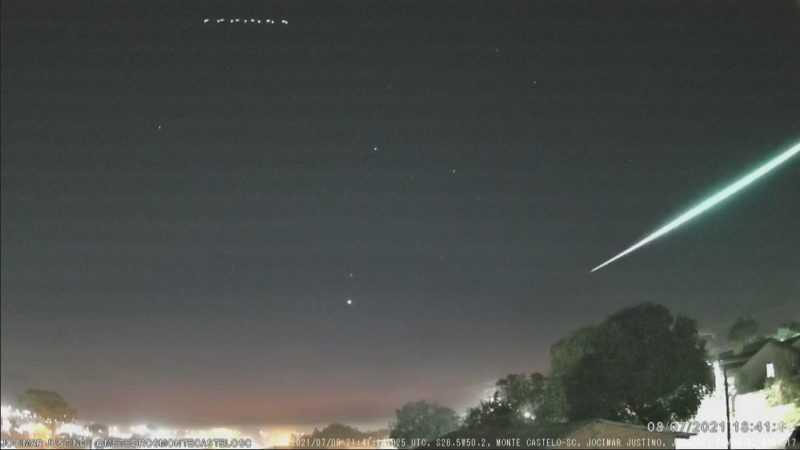 Un meteoro ligero de alta velocidad que supera los 70.000 km / h se ve en el cielo del Comité Supremo اللجنة