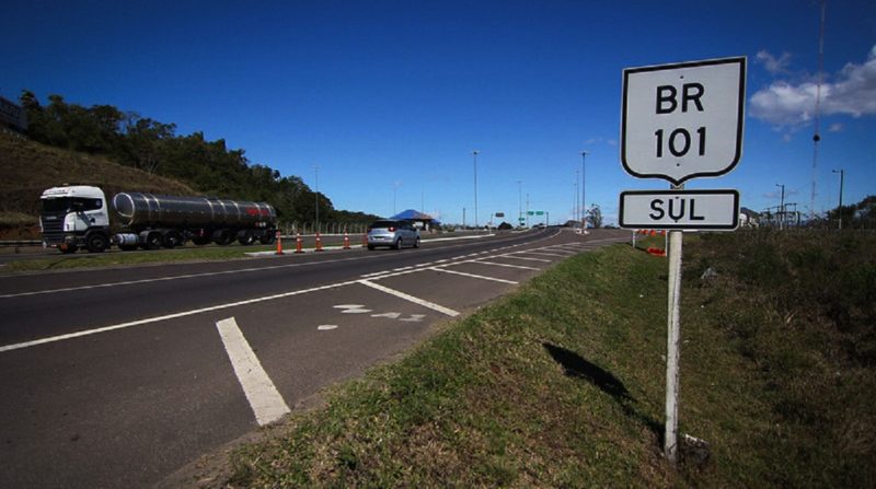 Pista e placa escrito br 101 e outra abaixo escrito Sul