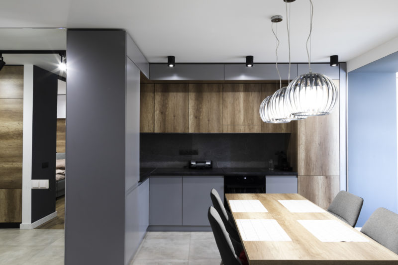 Sofisticação no estilo contemporâneo e pontos de luz no local certo – Foto: Divulgação