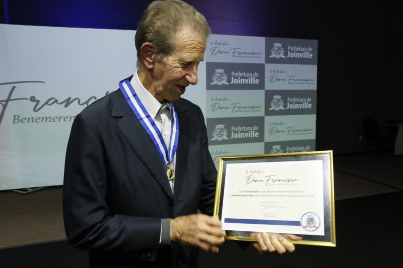 Padre recebeu homenagem da prefeitura de Joinville