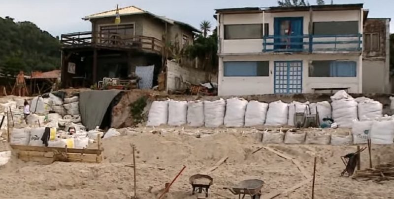 Geobags colocadas em 2021 para tentar evitar o avanço do mar – Foto: Reprodução/NDTV RecordTV
