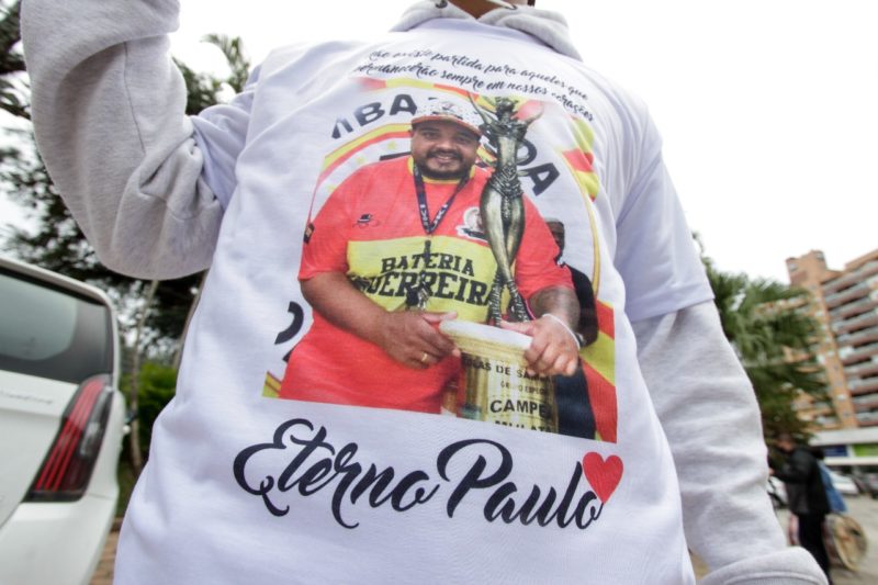 Amigos, motoboys e membros da Copa Lord fizeram muitas homenagens ao diretor da Escola de Samba, Paulo Ricardo, durante vel&oacute;rio na sexta-feira (16) – Foto: Leo Munhoz/ND